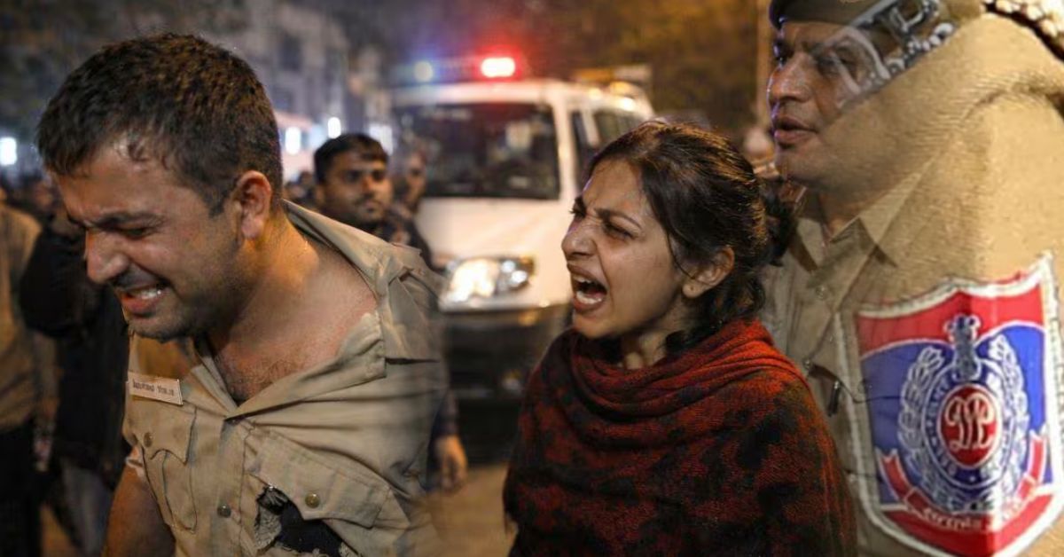  दिल्ली में महिला का पुलिसकर्मी पर हमला, FIR दर्ज
